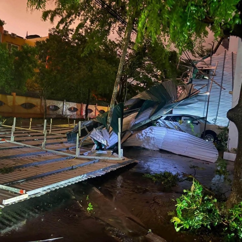 Bão số 1 đổ bộ vào một số xã, phường tại tỉnh Quảng Ninh không gây thiệt hại về người, tuy nhiên nhiều mái nhà, mái tôn, công trình của người dân và cây xanh bị thiệt hại đáng kể. Ảnh: QN
