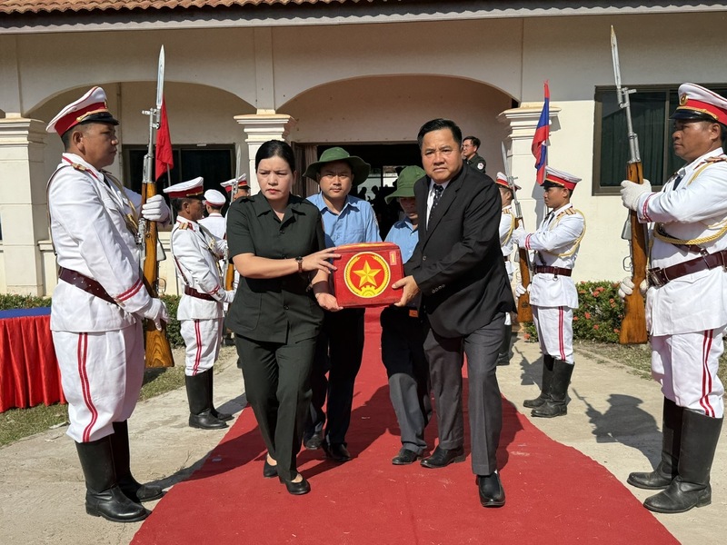 Phó Chủ tịch Thường trực UBND tỉnh Quảng Ngãi Y Ngọc cùng lực lượng chức năng đưa các liệt sĩ hi sinh trên nước bạn về quê hương. Ảnh: Biên Phòng