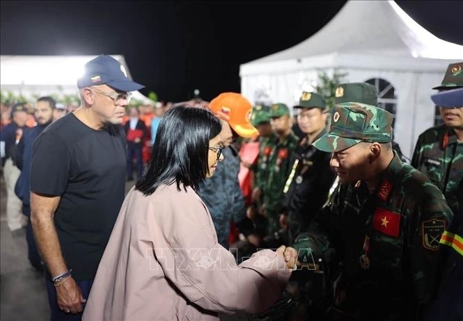 Bà Delcy Rodríguez, Tổng thống lâm thời Venezuela thăm hỏi đoàn Việt Nam.  Ảnh: TTXVN