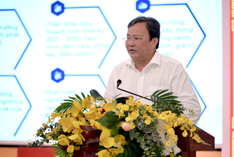 Phó Bí thư Tỉnh ủy, Chủ tịch UBND tỉnh Tây Ninh Lê Văn Hẳn báo cáo tại buổi làm việc, khẳng định những kết quả tăng trưởng tích cực của địa phương trong 6 tháng đầu năm 2026. Ảnh: Huỳnh Phong