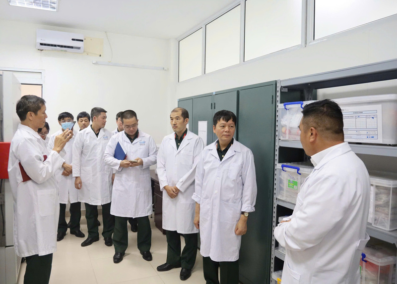Cán bộ Học viện Quân Y thăm quan phòng thí nghiệm và trao đổi kinh nghiệm trong quá trình phân tích, thu nhận mẫu ADN. Ảnh: Vân Nga
