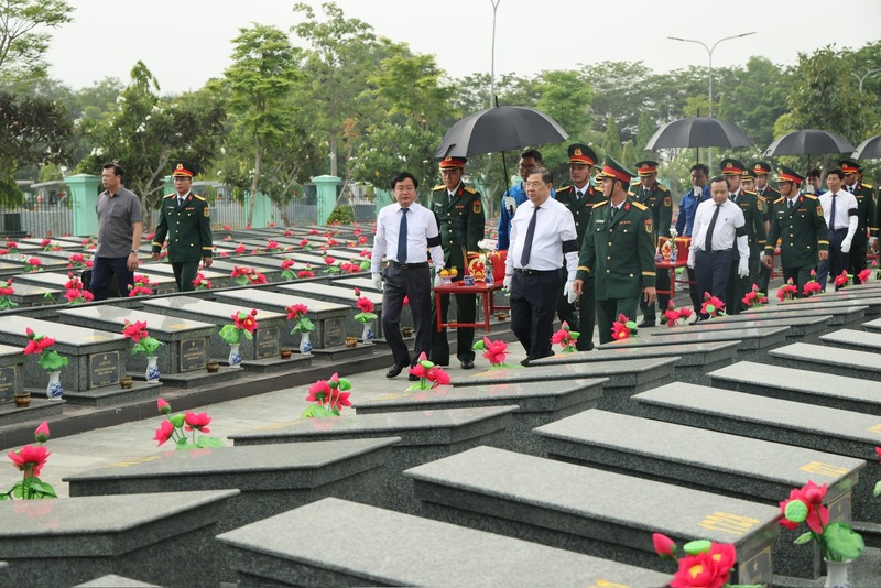 Phó Thủ tướng Thường trực Chính phủ Phạm Gia Túc cùng các đại biểu dự lễ viếng, truy điệu 173 hài cốt liệt sĩ quân tình nguyện và chuyên gia Việt Nam hy sinh tại Campuchia. Ảnh: Phương Nguyên