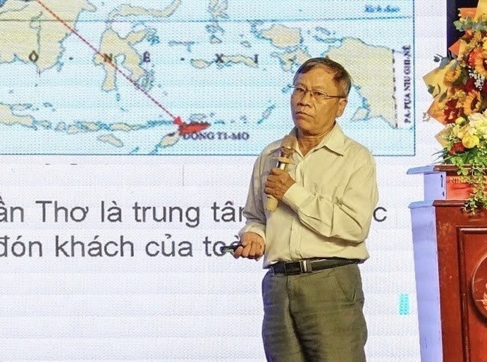 PGS.TS Đào Ngọc Cảnh, Trưởng khoa Du lịch, Trường Đại học Nam Cần Thơ trình bày tham luận tại hội nghị. Ảnh: Đan Phượng