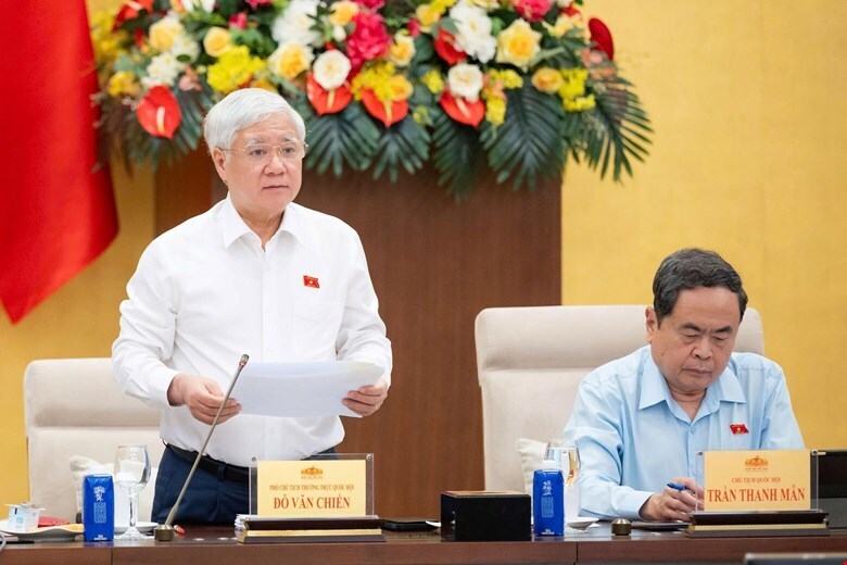 Phó Chủ tịch Thường trực Quốc hội Đỗ Văn Chiến phát biểu tại cuộc họp.