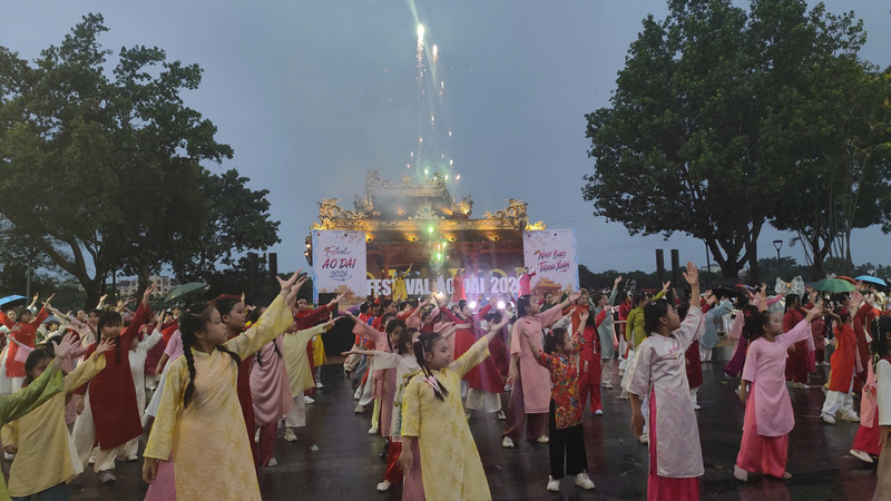Hàng trăm thiếu nhi, học sinh tham gia đồng diễn flashmob "Áo dài - Nhịp bước thanh xuân" tại Nghênh Lương Đình. Ảnh: Phi Long