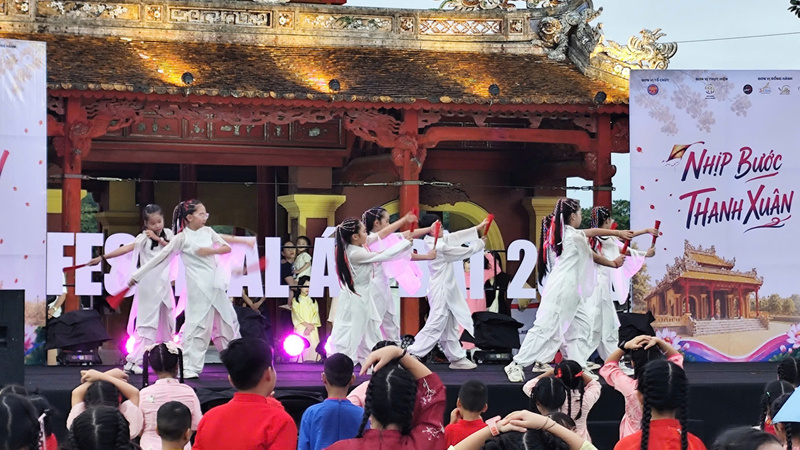Màn đồng diễn flashmob áo dài của học sinh, thiếu nhi tạo điểm nhấn tại Tuần lễ Áo dài Huế 2026. Ảnh: Phi Long