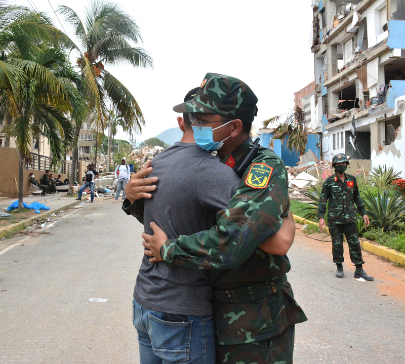 Ông Oscar Fernandez, người dân tại bang La Guaira cảm ơn bộ đội Việt Nam đã giúp tìm kiếm và đưa thi thể mẹ của ông ra khỏi công trình đổ sập, ngày 4/7 (giờ địa phương). Ảnh: Hoàng Vũ