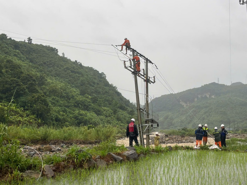 Công ty Điện lực Sơn La thi công khắc phục sự cố lưới điện do ảnh hưởng hoàn lưu bão số 1 tại bản Hua Nặm, xã Mường La. Ảnh: PC Sơn La