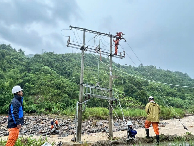 Điện lực Sơn La khôi phục cấp điện cho toàn bộ khách hàng sau mưa lũ - 3