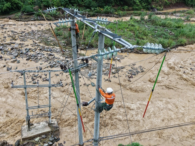Điện lực Sơn La khôi phục cấp điện cho toàn bộ khách hàng sau mưa lũ - 4