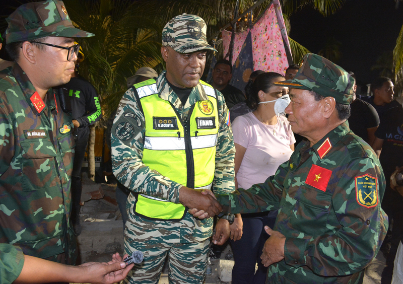 Tư lệnh lực lượng dân quân Venezuela Nayade Lockiby Belmonte có mặt tại hiện trường theo dõi cuộc tìm kiếm vào đêm 3/7 (giờ địa phương). Ảnh: Hoàng Vũ