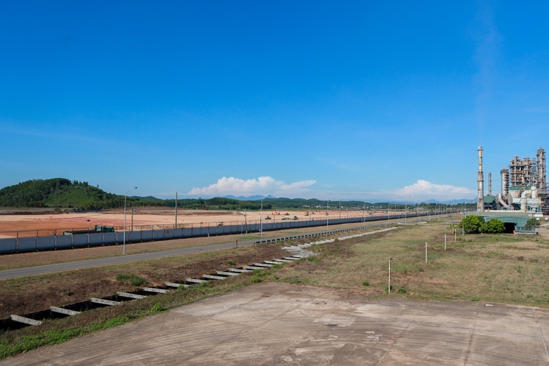 Khu vực san lấp mặt bằng nằm cạnh NMLD Dung Quất. Ảnh: Petrovietnam
