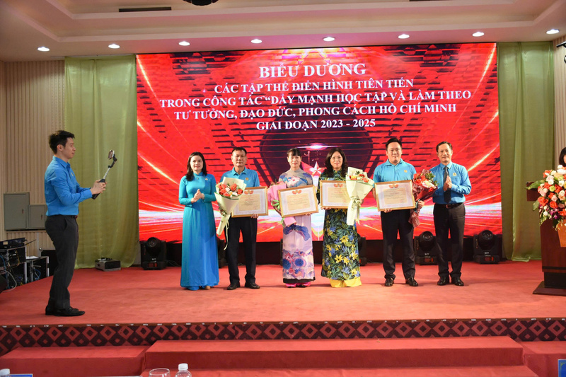 Biểu dương các tập thể điển hình tiên tiến trong công tác "Đẩy mạnh học tập và làm theo tư tưởng, đạo đức, phong cách Hồ Chí Minh"