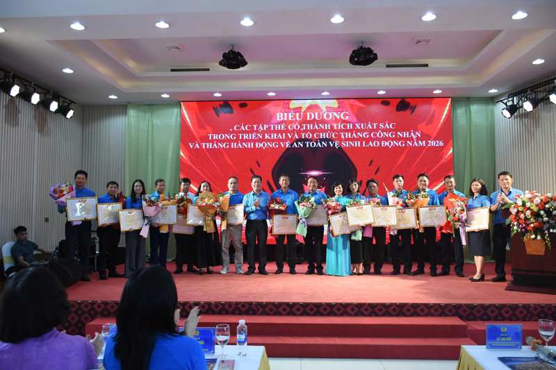 Công đoàn Công Thương Việt Nam biểu dương các tập thể có thành tích xuất sắc trong triển khai tổ chức Tháng Công nhân và Tháng hành động về an toàn vệ sinh lao động năm 2026. Ảnh: TV