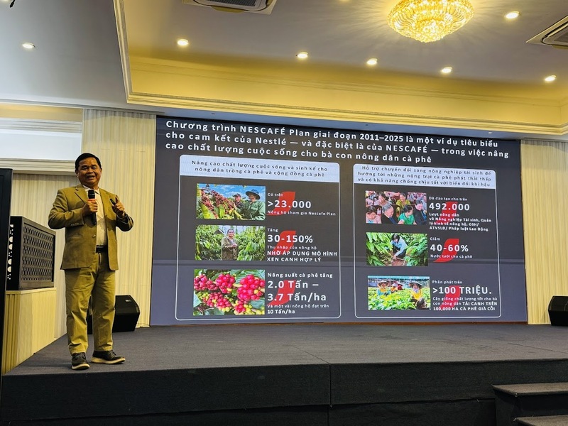 Ông Phạm Phú Ngọc chia sẻ về hành trình của chương trình NESCAFÉ Plan trong hỗ trợ nông dân chuyển đổi sang mô hình nông nghiệp tái sinh. Ảnh: DN cung cấp