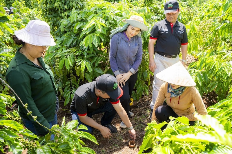 Cán bộ kỹ thuật NESCAFÉ Plan hướng dẫn nông dân thực hành cải tạo đất tại vườn cà phê - một trong ba nhóm thực hành cốt lõi của mô hình nông nghiệp tái sinh. Ảnh: DN cung cấp