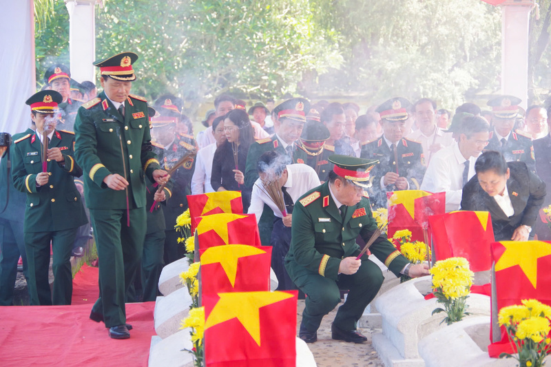 Lễ truy điệu và an táng hài cốt liệt sĩ quy tập tại Lào được tổ chức trang trọng tại Nghĩa trang liệt sĩ Quốc tế Đồng Tâm, xã Thiết Ống, tỉnh Thanh Hóa tháng 5/2026. Ảnh: Ban CHQS tỉnh Thanh Hoá