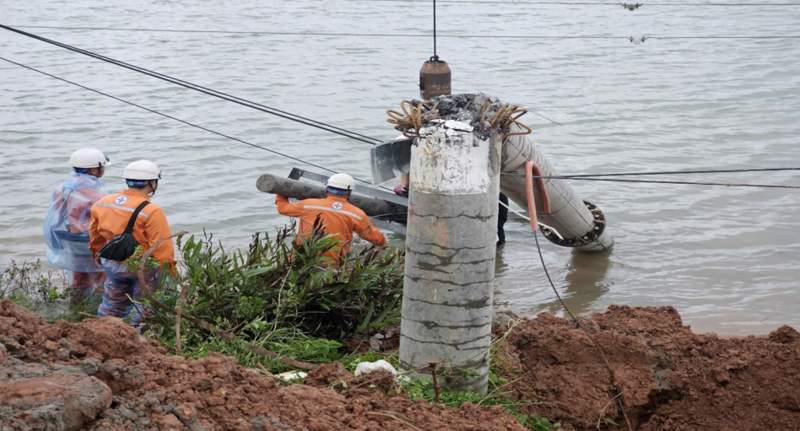 Công nhân Công ty Điện lực Quảng Ninh đã khẩn trương khắc phục sự cố