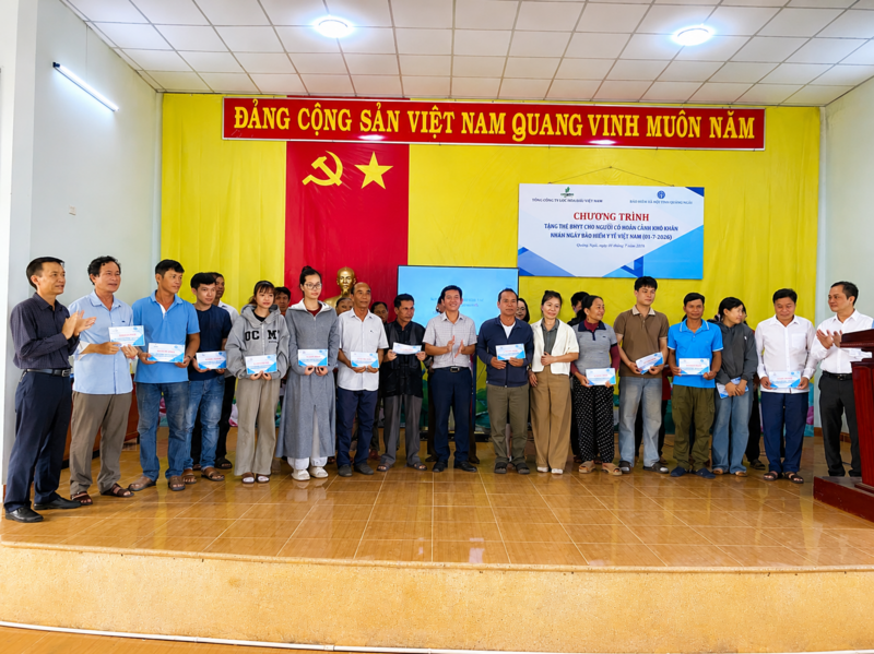 Đại diện BSR trao tặng 250 thẻ bảo hiểm y tế cho người dân có hoàn cảnh khó khăn trên địa bàn xã Vạn Tường. Ảnh: BSR