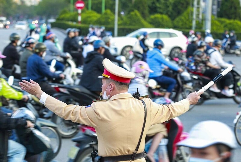 Để phục vụ Chương trình gala “Tổ quốc bình yên” và các hoạt động trưng bày, triển lãm, trải nghiệm nhân dịp Kỷ niệm 80 năm Ngày Truyền thống lực lượng An ninh nhân dân, TP. Hà Nội sẽ tạm cấm, hạn chế tại nhiều tuyến đường từ ngày 9 đến 12/7. Ảnh: Ngọc Linh
