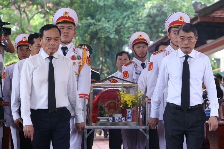 Thủ tướng Chính phủ cùng các đại biểu thực hiện nghi thức quy tập, di chuyển hài cốt liệt sĩ. Ảnh: VGP