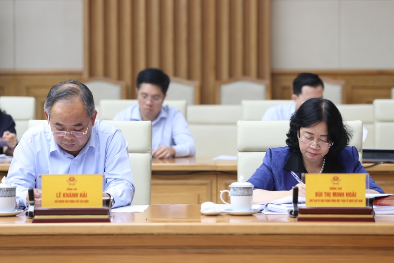 Đồng chí Bùi Thị Minh Hoài, Ủy viên Bộ Chính trị, Bí thư Trung ương Đảng, Chủ tịch Ủy ban Trung ương Mặt trận Tổ quốc Việt Nam, Phó Chủ tịch Hội đồng; đồng chí Lê Khánh Hải, Chủ nhiệm Văn phòng Chủ tịch nước tham dự phiên họp. Ảnh: VGP/Nhật Bắc
