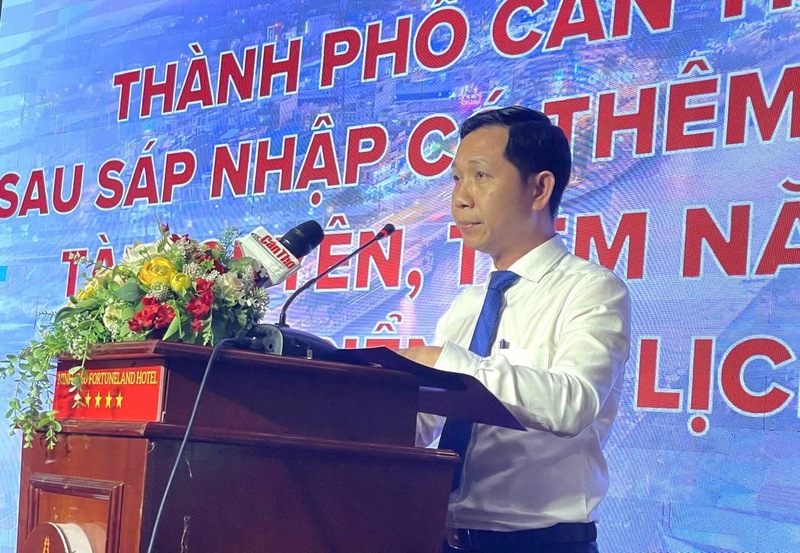 Ông Sầm Long Giang, Phó Giám đốc Sở Văn hóa, Thể thao và Du lịch TP. Cần Thơ phát biểu khai mạc. Ảnh: Đan Phượng