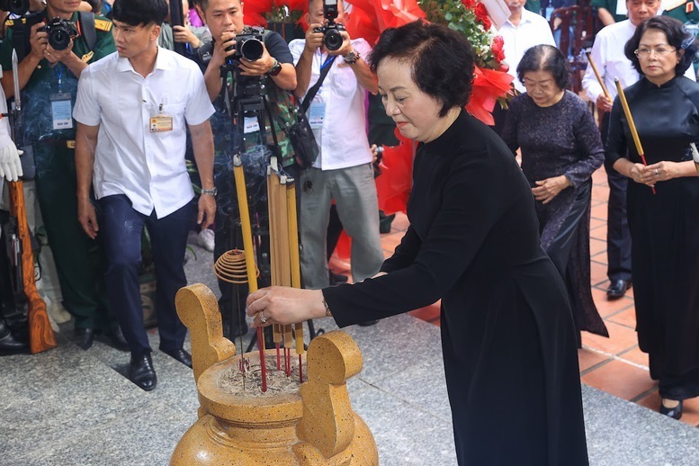 Phó Thủ tướng Phạm Thị Thanh Trà dâng hương tại Bia tưởng niệm các Anh hùng liệt sĩ tại Công viên Lê Thị Riêng - Ảnh: VGP/Nhật Bắc