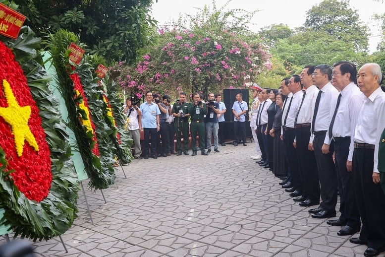 Thủ tướng Chính phủ Lê Minh Hưng và các đại biểu dành phút mặc niệm, bày tỏ lòng biết ơn vô hạn với các nhà lãnh đạo tiền bối, hàng triệu người con ưu tú của dân tộc tại Công viên Lê Thị Riêng - Ảnh: VGP/Nhật Bắc