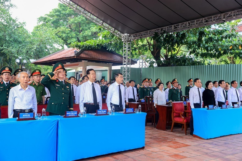 Thủ tướng Chính phủ Lê Minh Hưng và các đại biểu thực hiện nghi lễ Chào cờ - Ảnh: VGP/Nhật Bắc