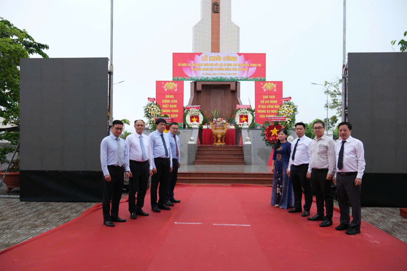 Viện Hàn lâm Khoa học và Công nghệ Việt Nam phối hợp với các bên liên quan tiến hành lấy mẫu ADN tại Nghĩa trang liệt sĩ Giồng Riềng, tỉnh An Giang
