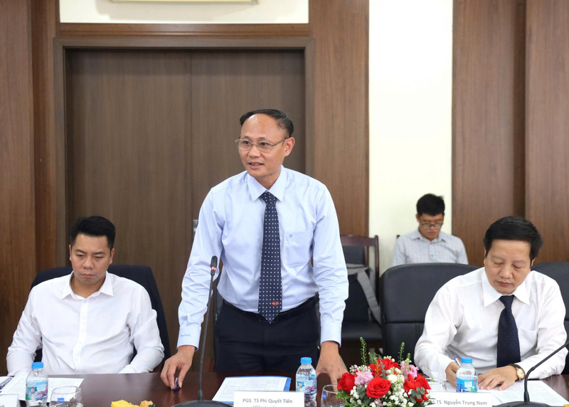 PGS.TS Phí Quyết Tiến - Viện trưởng Viện Sinh học tại buổi làm việc với Học viện Quân y (Bộ Quốc phòng). Ảnh: Vân Nga