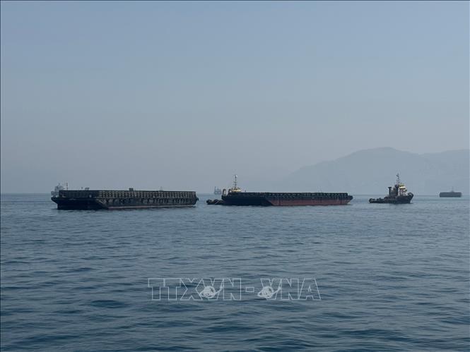 Tàu thuyền chờ đi qua eo biển Hormuz. Ảnh: THX/TTXVN phát