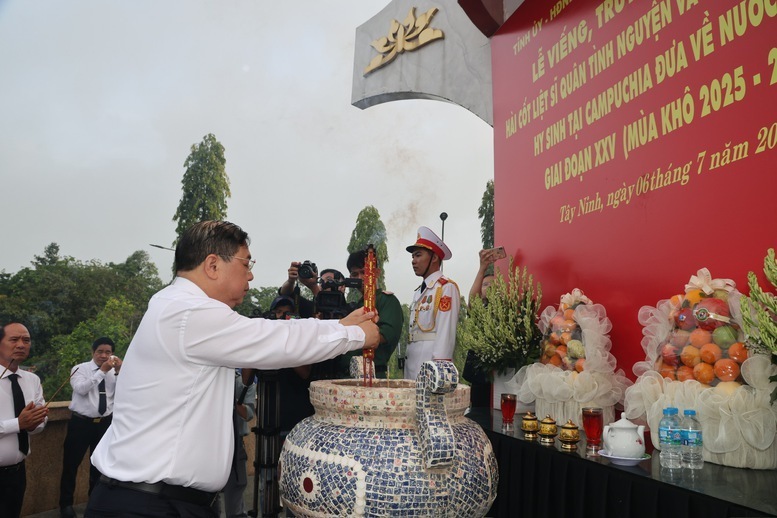 Phó Thủ tướng Thường trực Phạm Gia Túc dâng hương các anh hùng liệt sĩ tại Nghĩa trang Liệt sĩ Vĩnh Hưng - Tân Hưng - Ảnh: VGP/Phương Nguyên