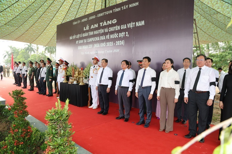 Tại Lễ truy điệu, các đại biểu bày tỏ lòng biết ơn sâu sắc đối với các Anh hùng liệt sĩ đã hiến dâng tuổi xuân, lòng yêu nước và cuộc đời mình vì độc lập dân tộc, hạnh phúc của Nhân dân và nghĩa vụ quốc tế cao cả - Ảnh: VGP/Phương Nguyên