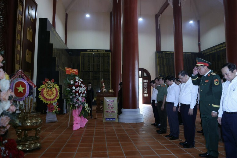 Phó Thủ tướng Thường trực Phạm Gia Túc và đoàn công tác Trung ương tới dâng hương, dâng hoa tưởng niệm các Anh hùng liệt sĩ tại Di tích lịch sử quốc gia khu vực đồn Long Khốt, xã Tuyên Bình, tỉnh Tây Ninh - Ảnh: VGP/Phương Nguyên