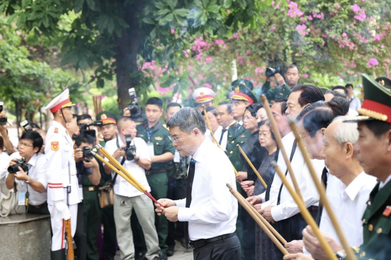 Đoàn đại biểu Lãnh đạo Đảng, Nhà nước dâng hương tại tượng đài Cố Tổng Bí thư Trần Phú và Bia tưởng niệm các Anh hùng liệt sĩ tại Công viên Lê Thị Riêng. Ảnh: Mạnh Thắng