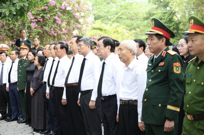Thủ tướng Chính phủ và các đại biểu đã dành phút mặc niệm, bày tỏ lòng biết ơn vô hạn với các nhà lãnh đạo tiền bối, hàng triệu người con ưu tú của dân tộc đã anh dũng hy sinh... Ảnh: Ngô Tùng