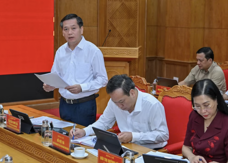 Phó Bí thư Thường trực Đảng ủy Nguyễn Long Hải báo cáo tóm tắt kết quả 6 tháng đầu năm - Ảnh: Thủy Nguyễn