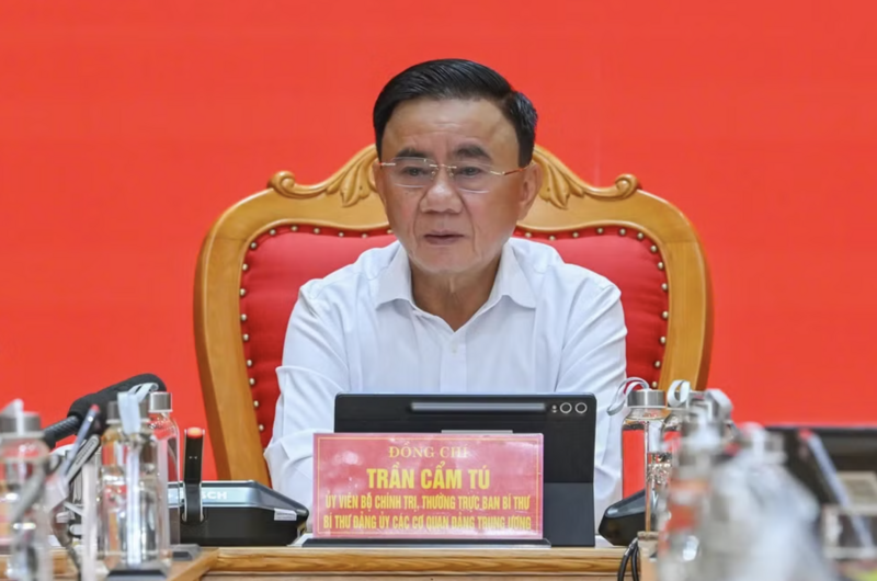 Phát biểu kết luận hội nghị, Thường trực Ban Bí thư Trần Cẩm Tú giao Ban Thường vụ chỉ đạo tiếp thu, cập nhật đầy đủ các ý kiến xác đáng để hoàn thiện giải pháp triển khai - Ảnh: Thủy Nguyễn