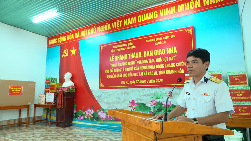Đại tá Bùi Văn Bền, Chủ nhiệm Chính trị Vùng 4 Hải quân phát biểu tại buổi lễ. Ảnh: Thanh Hoàng