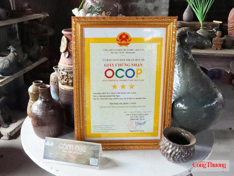 Sản phẩm Đèn ngủ mini Gốm Ngọc Phù Lãng đã được công nhận đạt chuẩn OCOP 3 sao. Ảnh: Nguyễn Tùng
