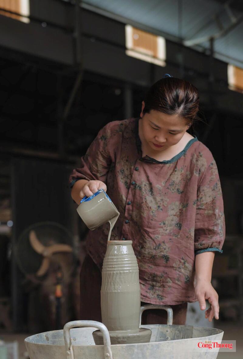 Tro từ rơm rạ, cây sen và các phụ phẩm nông nghiệp được nghiên cứu để tạo nên dòng men sinh thái, góp phần giảm tác động đến môi trường và tạo ra sản phẩm an toàn cho người sử dụng. Ảnh: Nguyễn Tùng
