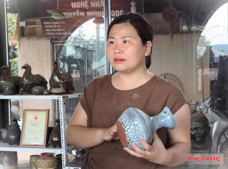 Chị Đoàn Minh Ngọc, Giám đốc cơ sở kinh doanh Gốm Ngọc Phù Lãng. Ảnh: Nguyễn Tùng