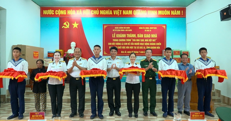 Các đại biểu cắt băng khánh thành, bàn giao nhà cho gia đình chính sách. Ảnh: Thanh Hoàng