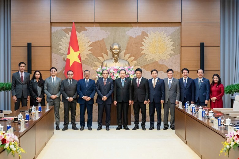 Chủ tịch Quốc hội Trần Thanh Mẫn chụp ảnh lưu niệm cùng các đại biểu.