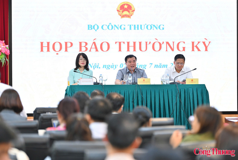 Thứ trưởng Nguyễn Sinh Nhật Tân chủ trì họp báo thường kỳ Bộ Công Thương chiều 7/7. Ảnh: Nam Nguyễn