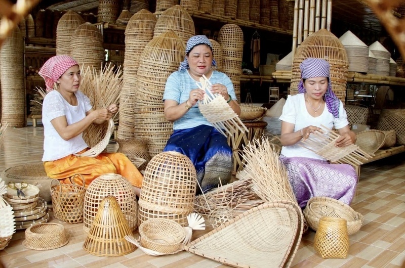 Những chiếc cần xé, rổ, rá, nia, giỏ xách bằng tre đã vươn tới nhiều thị trường nước ngoài như: Thụy Sĩ, Thái Lan, Mỹ, Trung Quốc và Campuchia. Ảnh: Thuỷ Tuyết.