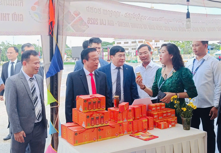 Lãnh đạo hai tỉnh Stung Treng (Vương quốc Campuchia) và tỉnh Gia Lai tham quan các gian hàng trưng bày trong khuôn khổ Diễn đàn Xúc tiến đầu tư tỉnh Stung Treng - Gia Lai năm 2026.