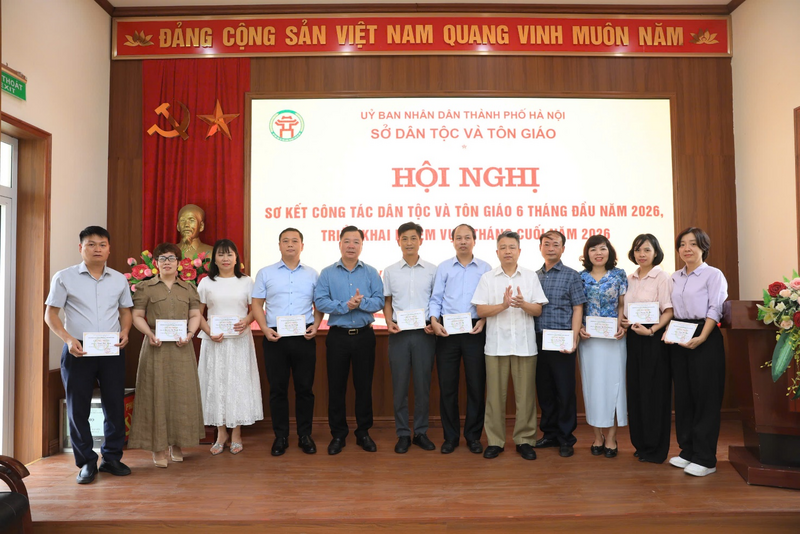 Ban Giám đốc Sở khen thưởng và chúc mừng các đồng chí có thành tích xuất sắc trong thực hiện nhiệm vụ công tác dân tộc, tôn giáo 6 tháng đầu năm 2026.